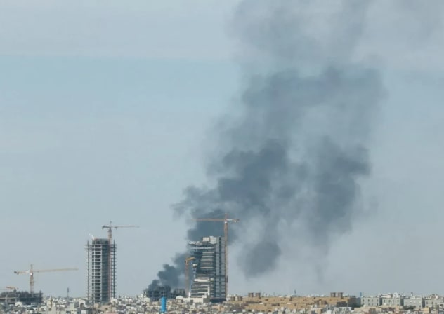 El humo se eleva sobre Riad, en medio del conflicto entre Estados Unidos e Israel con Irán, en Riad, Arabia Saudí, el 5 de marzo de 2026. 
