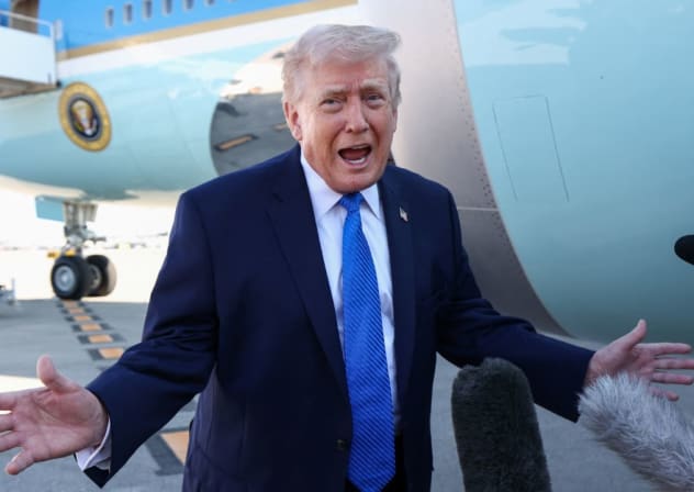 El presidente de Estados Unidos, Donald Trump, habla con los medios de comunicación antes de partir de West Palm Beach a bordo del Air Force One, Florida, EE. UU., 23 de marzo de 2026