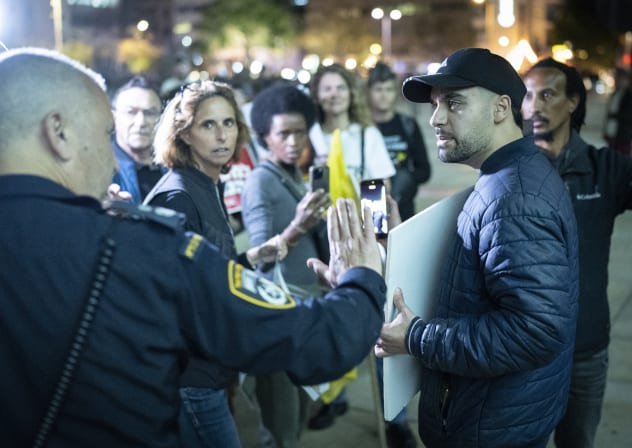 Right-wing activist Mordechai David protests against demonstrators during an anti-government and anti-war protest at Habima Square in Tel Aviv, March 28, 2026. 
