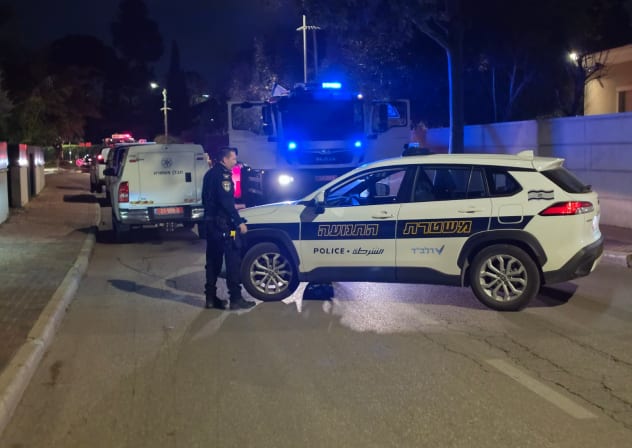 Police snappers working at a house in Savyon were a shrapnel from a cluster munition missile fell.