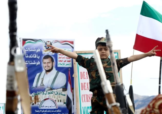 Partidarios hutíes de Yemen esgrimen armas, banderas de Yemen e Irán, un cartel con la imagen del líder hutí Abdul Malik Al-Houthi y una fotografía del presidente estadounidense Trump durante una manifestación organizada para mostrar apoyo a Irán frente a la guerra entre Estados Unidos e Israel