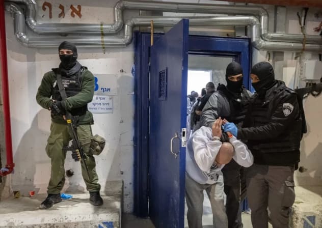 Agentes del Servicio Penitenciario de Israel preparan a los presos palestinos para su puesta en libertad, en el marco de un acuerdo de intercambio de rehenes entre Israel y Hamás, en la prisión de Ktzi’ot, en el sur de Israel, el 26 de febrero de 2025 