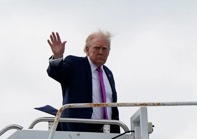 El presidente de Estados Unidos, Donald Trump, saluda con la mano mientras sube al Air Force One en el Aeropuerto Internacional de Palm Beach, en West Palm Beach (Florida, EE. UU.), el 29 de marzo de 2026. 