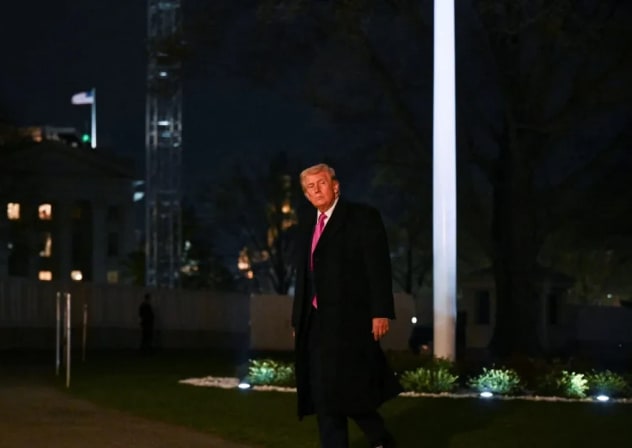 El presidente de Estados Unidos, Donald Trump, llega al Jardín Sur de la Casa Blanca en Washington D. C., EE. UU., el 29 de marzo de 2026. 