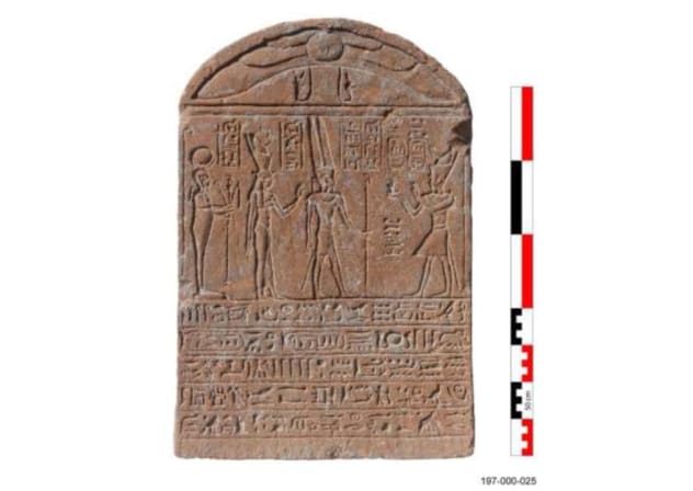 Estela que representa al emperador romano Tiberio de pie ante la tríada tebana de los antiguos dioses egipcios, hallada cerca del complejo del templo de Karnak el 30 de marzo de 2026. 