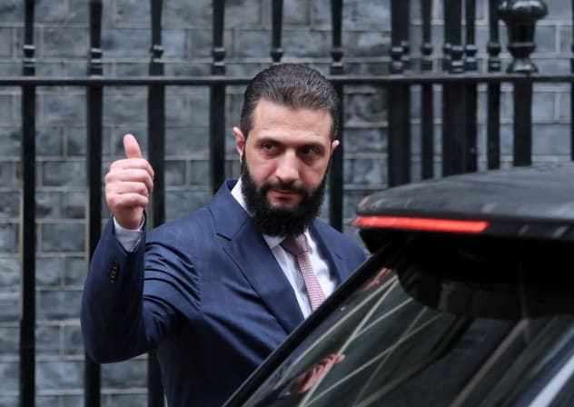 El presidente sirio Ahmed al-Sharaa gesticula frente al número 10 de Downing Street, tras reunirse con el primer ministro británico Keir Starmer, en Londres, Reino Unido, el 31 de marzo de 2026.