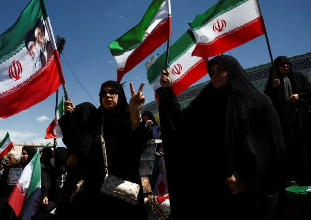 La gente se congrega en Teherán (Irán) el 8 de abril de 2026, después de que el presidente de Estados Unidos, Donald Trump, anunciara que había acordado un alto el fuego de dos semanas con Irán. 