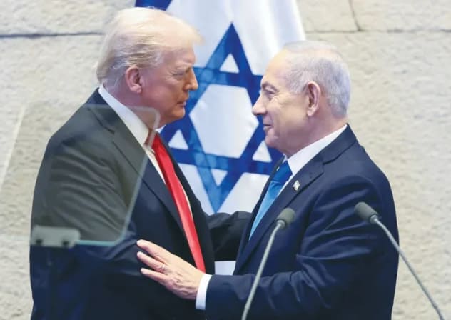 El presidente de Estados Unidos, Donald Trump, señala con el dedo al primer ministro israelí, Benjamin Netanyahu, durante una rueda de prensa celebrada tras su reunión en el club Mar-a-Lago de Trump, en Palm Beach (Florida), el 29 de diciembre de 2025. 