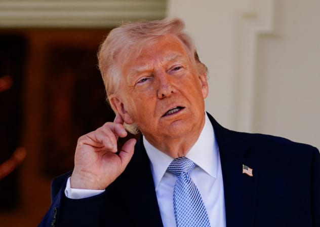 El presidente de Estados Unidos, Donald Trump, hace un gesto mientras regresa al Despacho Oval, el día del «Easter Egg Roll» de 2026 en la Casa Blanca, en Washington D. C., EE. UU., el 6 de abril de 2026 