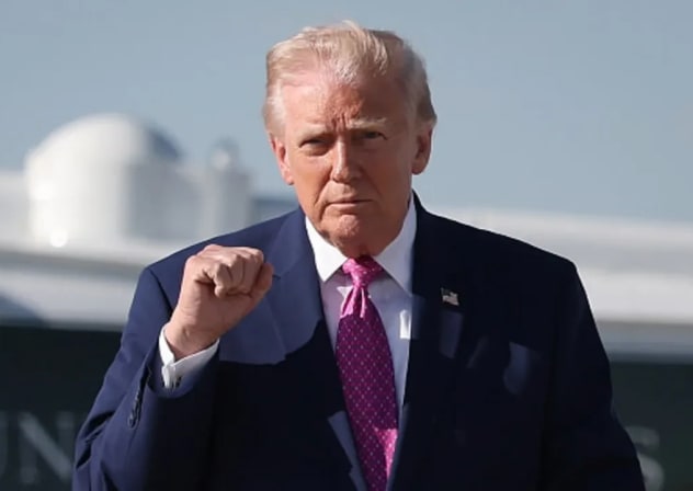 El presidente de Estados Unidos, Donald Trump, se dirige hacia los periodistas para responder a sus preguntas antes de subir al Air Force One el 10 de abril de 2026 en la Base Conjunta Andrews, Maryland. El presidente Trump se dirige a Charlottesville, Virginia.