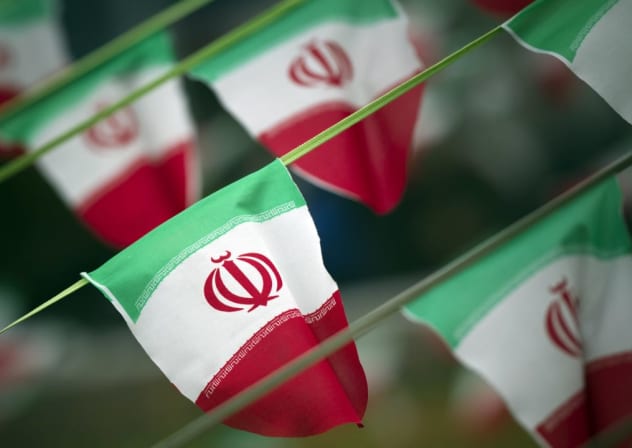 Reuters y otros medios de comunicación extranjeros están sujetos a restricciones impuestas por Irán que les impiden salir de la oficina para informar, grabar o tomar fotografías en Teherán. Se ven banderas nacionales de Irán en una plaza de Teherán el 10 de febrero de 2012. 