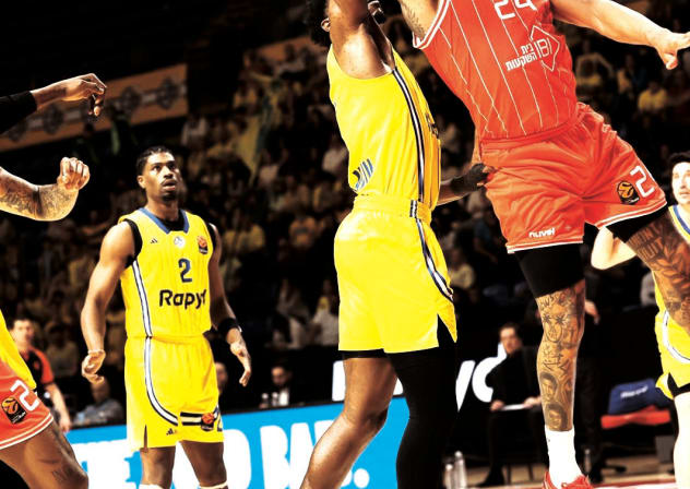 ISH WAINRIGHT (left) and Hapoel Tel Aviv overpowered Maccabi Tel Aviv 99-88 in the displaced Euroleague derby between the clubs in Belgrade. 