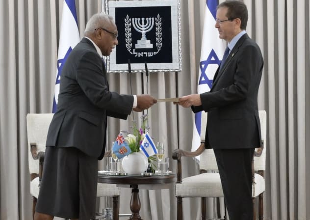 FIJI’S FIRST resident ambassador to Israel: Jesoni Vitusagavulu (L) presents his credentials to President Isaac Herzog, Feb. 3.