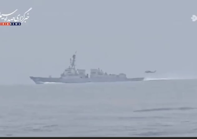 CAPTURA DE PANTALLA de un vídeo difundido por los medios de comunicación iraníes en el que se muestra un encuentro entre la Armada del Cuerpo de la Guardia Revolucionaria Islámica (CGRI) y un buque de guerra estadounidense en el estrecho de Ormuz, del que afirman que se retiró de la zona