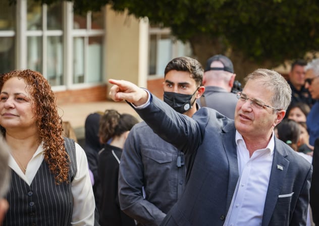 Education Minister Yoav Kisch visits a school in Rishon LeZion as children return to classes following a ceasefire in the war with Iran, April 9, 2026.