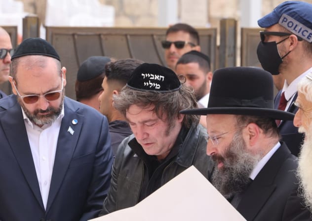 El presidente de Argentina, Javier Milei, ante el Muro de las Lamentaciones en Jerusalén, Israel. 19 de abril de 2026. 
