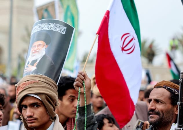 Un manifestante hutí con un cartel de Alí Jamenei se manifiesta en medio del conflicto entre Estados Unidos, Israel e Irán, en Saná (Yemen), el 6 de marzo de 2026