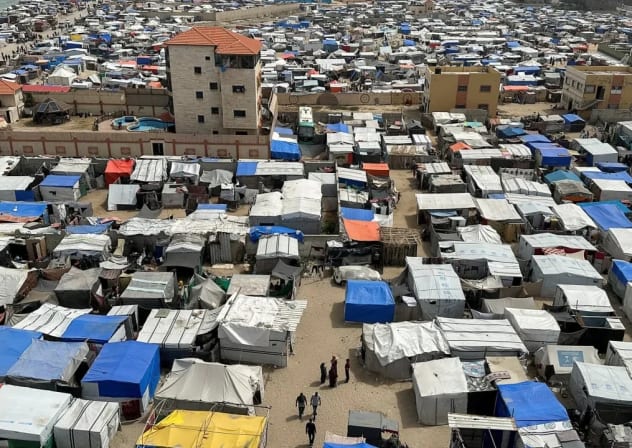 Los palestinos desplazados, que huyeron de sus hogares a causa de los ataques israelíes, se refugian en un campamento de tiendas de campaña, en medio del conflicto en curso entre Israel y el grupo islamista palestino Hamás, en Deir Al-Balah, en el centro de la Franja de Gaza, el 11 de mayo de 2024. 
