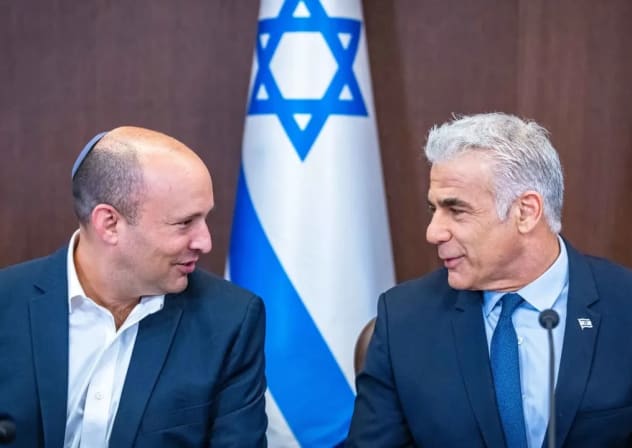 Naftali Bennett y Yair Lapid celebran una reunión del Consejo de Ministros en la Oficina del Primer Ministro en Jerusalén, el 18 de septiembre de 2022; imagen ilustrativa.