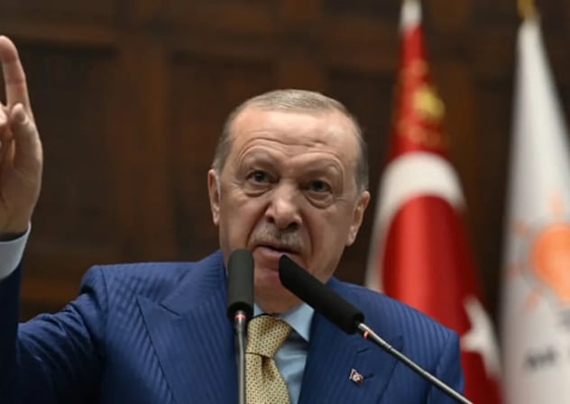 El presidente turco y líder del Partido de la Justicia y el Desarrollo (AK), Recep Tayyip Erdogan, se dirige a los miembros del partido durante la reunión del grupo parlamentario del AK en la Gran Asamblea Nacional de Turquía, en Ankara, el 25 de febrero de 2026. 