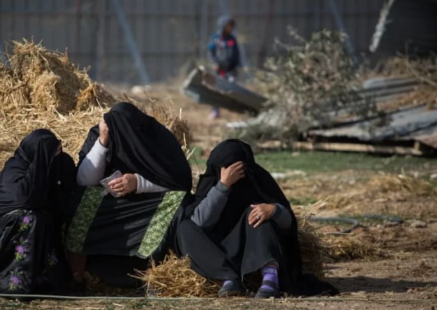 Mujeres beduinas sentadas frente a sus casas demolidas en la aldea beduina de Umm al-Hiran, en el desierto del Néguev, al sur de Israel, el 18 de enero de 2017. 