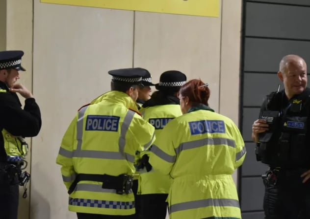 La policía en el lugar de un apuñalamiento ocurrido en una estación de tren de Mánchester, Reino Unido, en diciembre de 2018; imagen ilustrativa. 