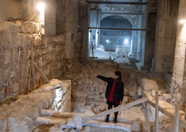 Eilat Lieber, directora y conservadora jefe del Museo de la Torre de David, se encuentra en el yacimiento del Kishle, donde actualmente se están llevando a cabo excavaciones. 