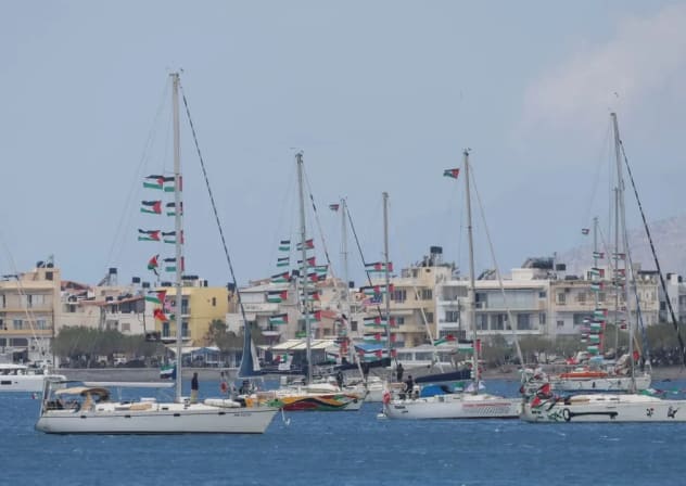 Los barcos de la Flotilla Global Sumud, interceptados en aguas internacionales por la Armada israelí, navegan frente a la ciudad de Ierapetra, en la isla de Creta (Grecia), el 1 de mayo de 2026. 