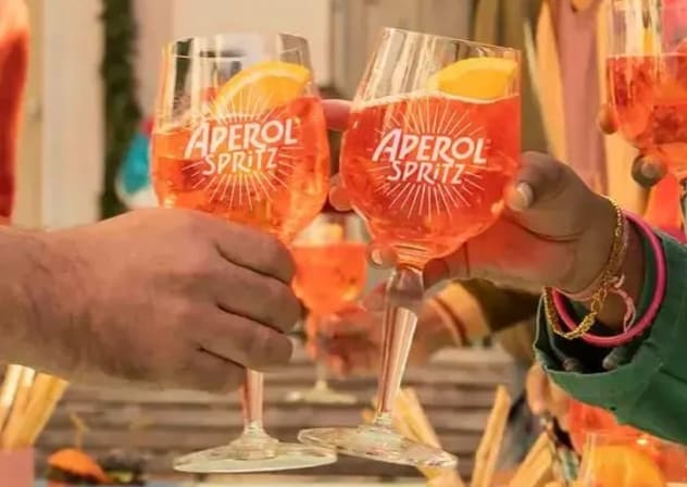 Experts warn that Aperol spritz cause gradual staining and harm the natural whiteness of the teeth