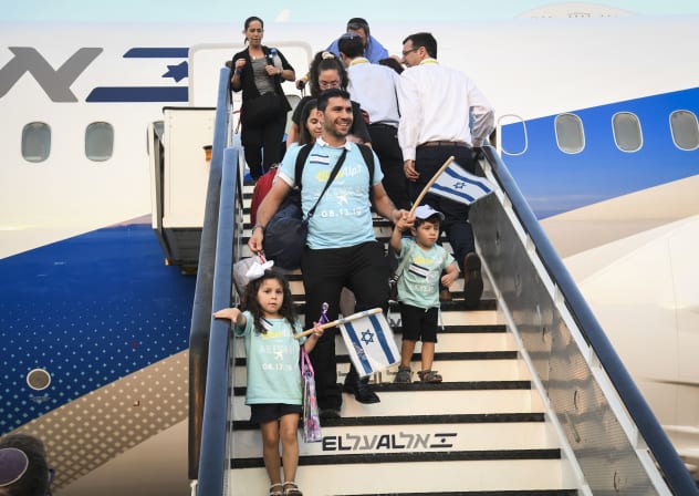New immigrants from North America arrive on a special " Aliyah Flight" on behalf of Nefesh B'Nefesh organization, at Ben Gurion airport in central Israel on August 14, 2019.