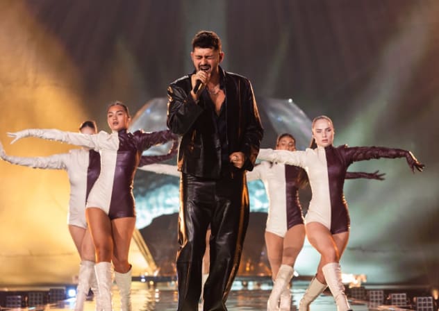 Se ve a Noam Bettan y a los bailarines ensayando «Michelle» en Austria. 
