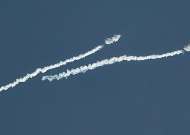 El 28 de febrero de 2026 se observa humo en el cielo de Abu Dabi tras la supuesta interceptación de un cohete.
