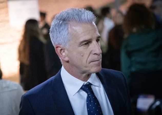 El jefe del Mossad, David Barnea, asiste a una ceremonia celebrada en el Museo Memorial del Holocausto Yad Vashem, en Jerusalén, con motivo de la celebración anual del Día del Recuerdo del Holocausto en Israel. 23 de abril de 2025