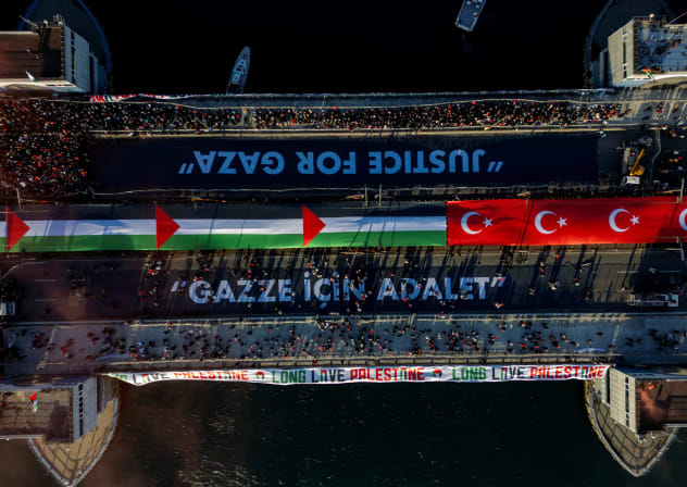 Thousands of people demonstrating solidarity with the Palestinian people amid the ongoing war between Israel and Hamas, at the Galata Bridge in Istanbul on January 1, 2026; illustrative.