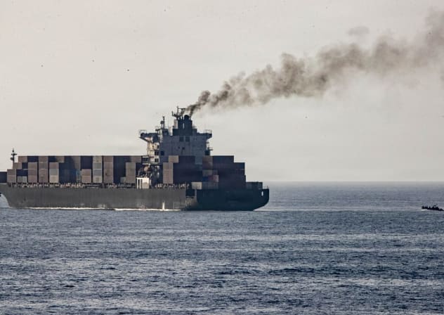 Las fuerzas estadounidenses patrullan el mar Arábigo cerca del buque «Touska» el 20 de abril de 2026, tras haber disparado contra el buque de pabellón iraní al que Estados Unidos acusó de intentar violar el bloqueo naval estadounidense de los puertos iraníes cercanos al Estrecho de Hormuz.