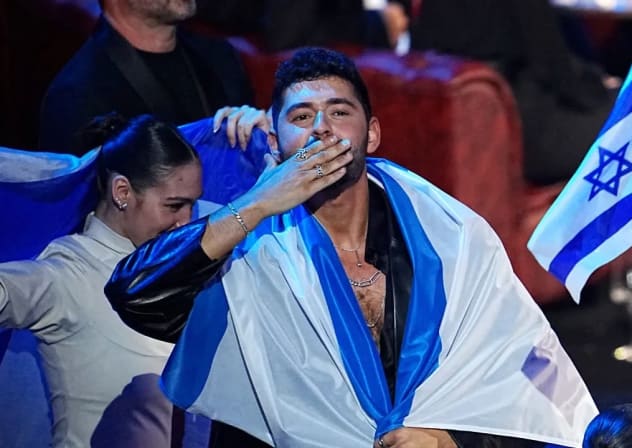El cantante israelí Noam Bettan, que representa a Israel con la canción «Michelle», celebra en la zona de artistas durante la final del Festival de Eurovisión 2026 (ESC) en el Wiener Stadthalle de Viena, Austria, el 16 de mayo de 2026. 