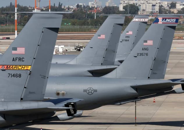 Se ven aviones militares de la Fuerza Aérea de los Estados Unidos estacionados en la pista del aeropuerto Ben Gurión, cerca de Tel Aviv, el 25 de febrero de 2026. 