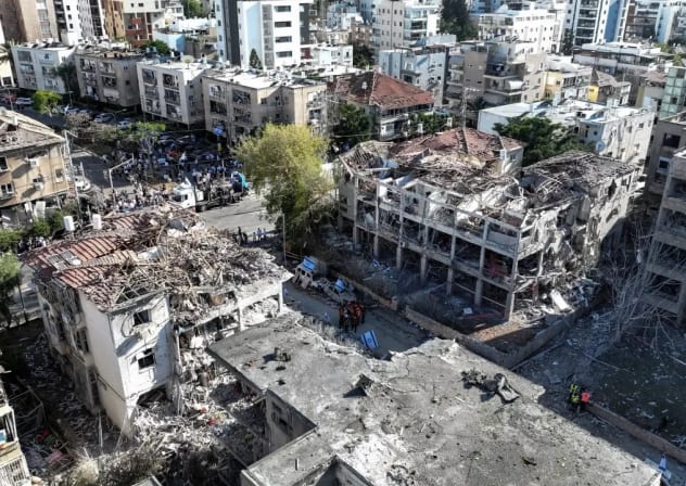 Una foto tomada desde un dron muestra los daños causados en viviendas residenciales en el lugar del impacto tras el ataque con misiles lanzado por Irán contra Israel, en Ramat Gan, Israel, el 14 de junio de 2025. 