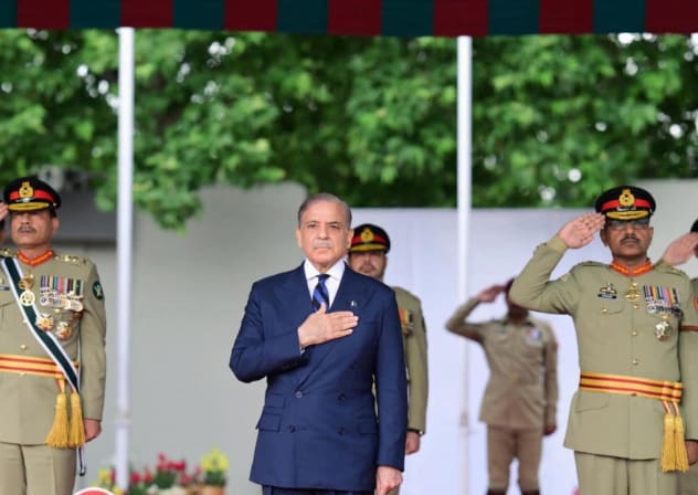 El primer ministro de Pakistán, Shehbaz Sharif, junto con el jefe del Estado Mayor del Ejército (COAS) de Pakistán, Asim Munir, pasa revista al desfile con motivo de la ceremonia de graduación del 151.º Curso Largo en la Academia Militar de Pakistán (PMA) de Kakul, Abbottabad, Pakistán