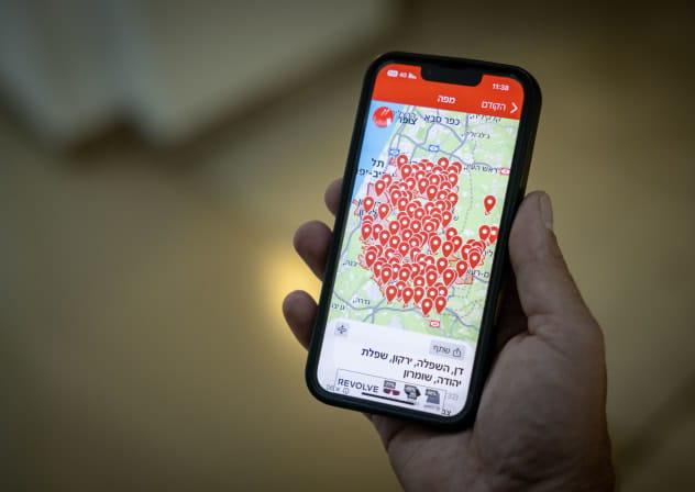 The Home Front Command app issuing warnings for incoming rocket attacks in central Israel, September 2024; illustrative.