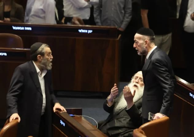 Se ve a los diputados del Knesset conversando entre ellos mientras el proyecto de ley de la coalición para disolver el Knesset superaba su lectura preliminar el 20 de mayo de 2026 en el pleno del Knesset. 