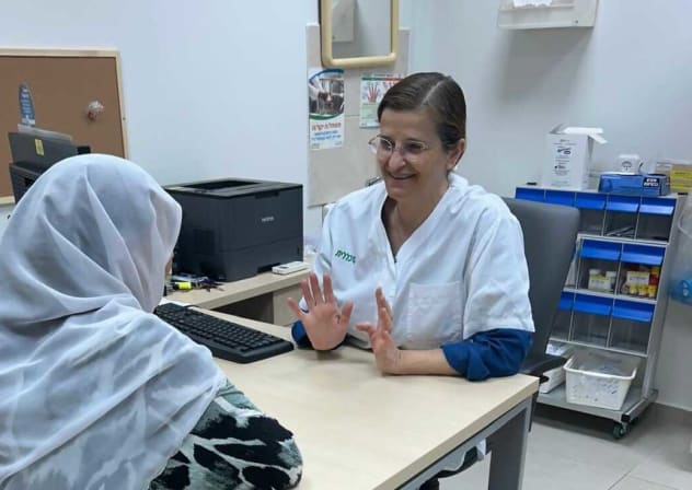 Dr. Khir with one of her patients at Clalit-Julis clinic.