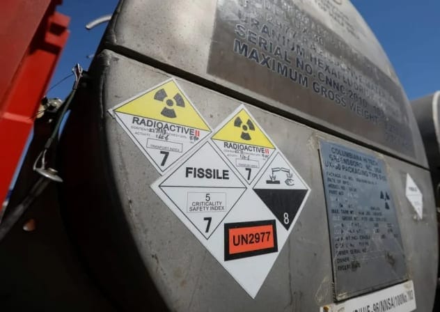 En la imagen se ven embalajes ferroviarios para contenedores con sal de hexafluoruro de uranio, materia prima para reactores nucleares, similares a los que se utilizan en el Banco de Uranio Poco Enriquecido (LEU) del OIEA 
