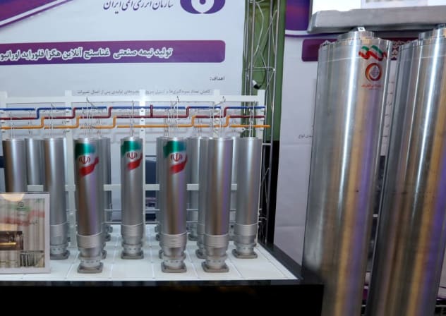 Varias centrifugadoras iraníes de nueva generación se exhiben durante el Día Nacional de la Energía Nuclear de Irán, celebrado en Teherán, Irán, el 10 de abril de 2021