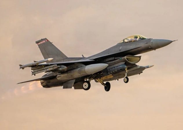 (IMAGEN ILUSTRATIVA) Un avión F-16 Fighting Falcon de la Fuerza Aérea de los Estados Unidos despega para una misión en apoyo de la Operación Epic Fury durante la guerra de Irán desde una base en Oriente Medio, el 27 de marzo de 2026. 