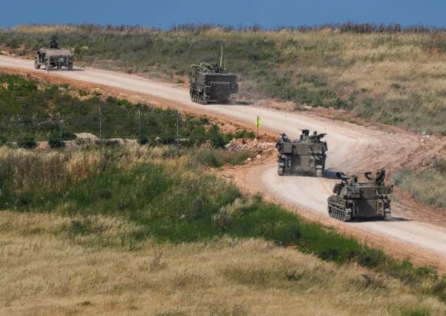 Vehículos de artillería autopropulsados israelíes se desplazan en un convoy hacia el sur del Líbano, cerca de la frontera entre Israel y el Líbano, el 27 de mayo de 2026.