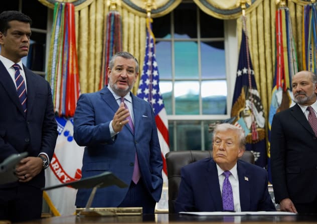 Sriram Krishnan (L), next to US Senator Ted Cruz and Donald Trump.