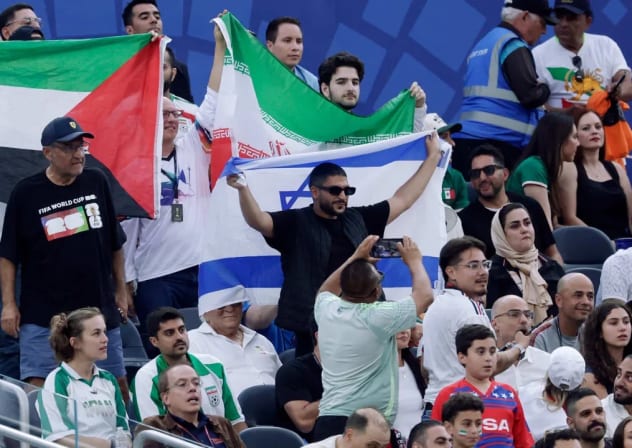 Aficionados con banderas de Palestina, Israel e Irán en las gradas durante el partido del Mundial entre Irán y Nueva Zelanda, disputado en el Estadio de Los Ángeles el 15 de junio de 2026. 