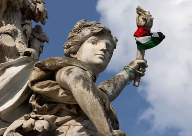 La Estatua de la República con la bandera palestina en señal de apoyo a los palestinos de Gaza, en la Place de la République de París, el 13 de junio de 2025 