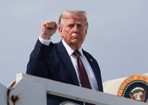 El presidente de EE. UU., Donald Trump, sube al Air Force One al partir del Aeropuerto Regional de Reading, en Reading (Pensilvania, EE. UU.), el 23 de junio de 2026. 